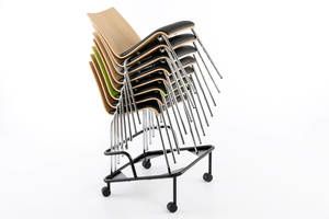 Gestapelt lässt sich der Polsterstuhl mit dem  Rollwagen transportieren